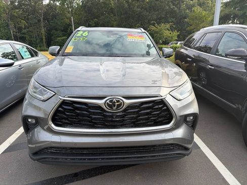 Used 2026 Toyota Highlander Limited AWD/4WD image 2