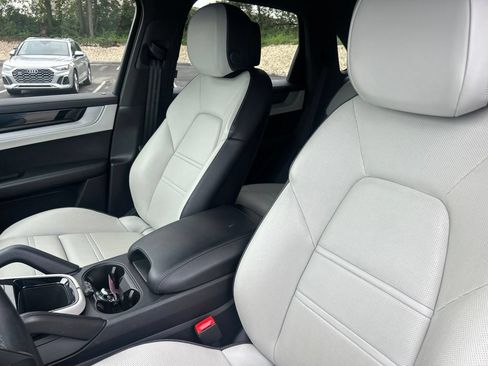 Used 2024 Porsche Cayenne AWD/4WD image 15