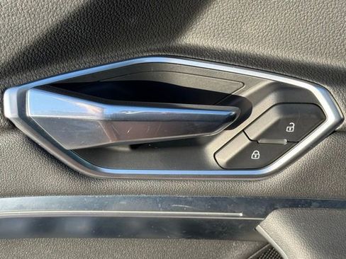 Used 2019 Audi e-tron Premium Plus image 17