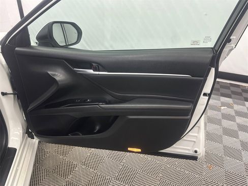 Used 2018 Toyota Camry XLE image 15