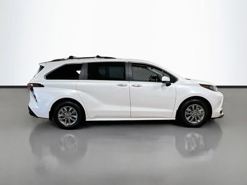 Used 2026 Toyota Sienna XLE FWD image 8