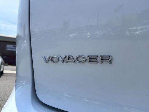 Used 2020 Chrysler Voyager L image 7
