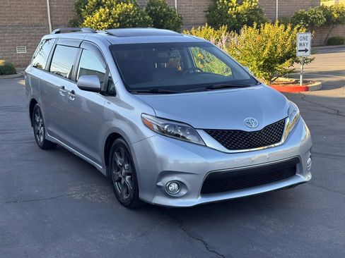 Used 2017 Toyota Sienna SE FWD image 8