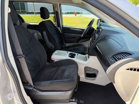 Used 2016 Dodge Grand Caravan SXT w/ Rear Park Assist Package FWD image 18