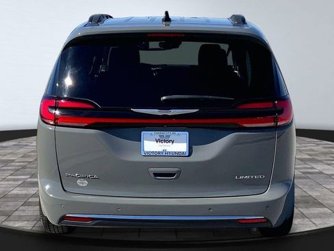 Used 2023 Chrysler Pacifica Limited FWD image 6