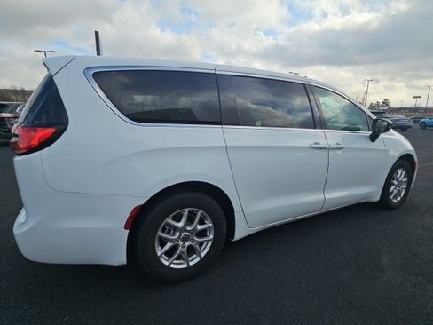 Used 2024 Chrysler Pacifica Touring-L image 5