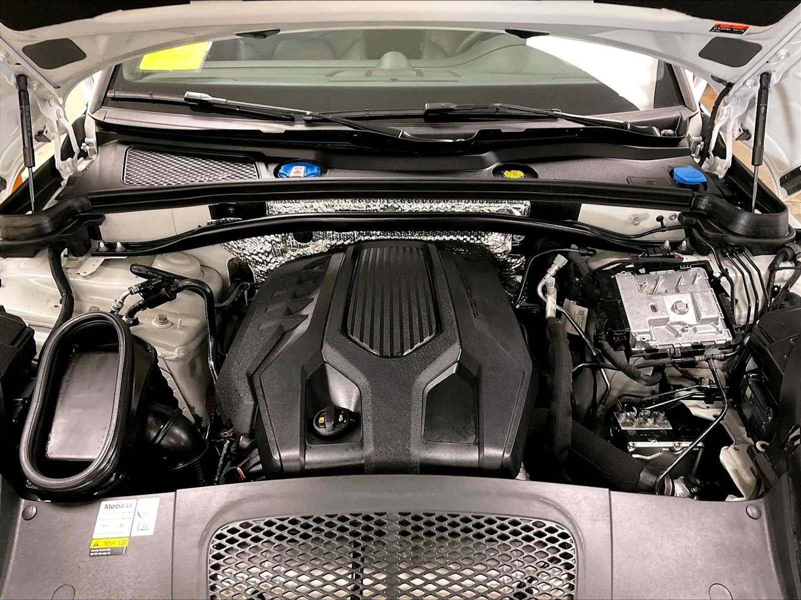 Certified 2023 Porsche Macan AWD/4WD image 32