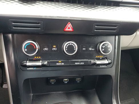 Used 2022 Kia Carnival LX image 20