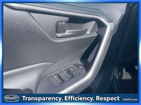 Used 2021 Toyota RAV4 SE image 17