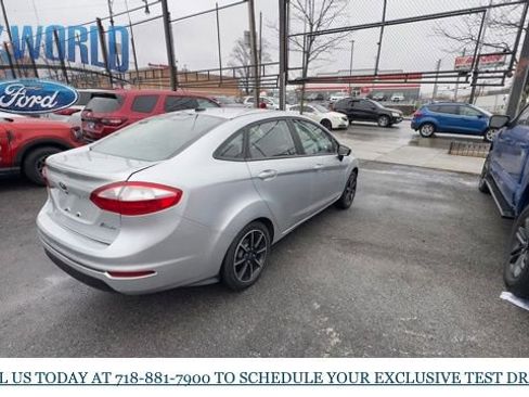 Used 2015 Ford Fiesta SE image 5