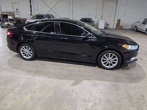 Used 2017 Ford Fusion SE w/ Fusion SE Technology Package FWD image 16