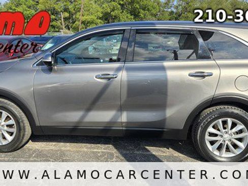 Used 2017 Kia Sorento L image 2