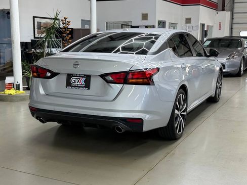 Used 2021 Nissan Altima 2.5 SR w/ SR Premium Package FWD image 2