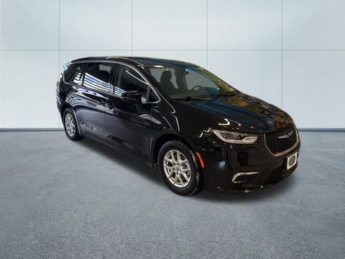 Used 2024 Chrysler Pacifica Touring-L image 11