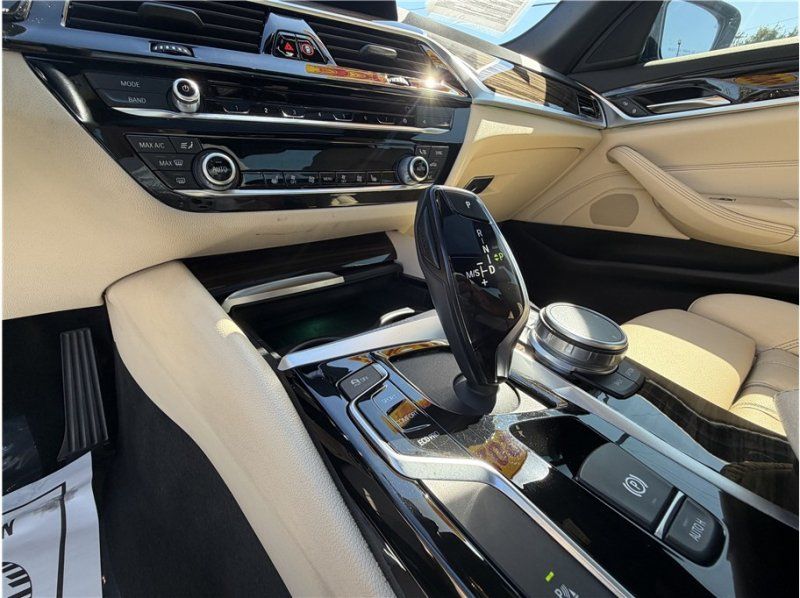 Used 2020 BMW 530i w/ Premium Package RWD image 37