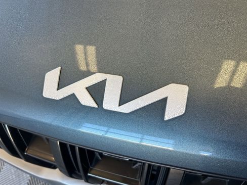 Certified 2024 Kia Carnival EX image 9