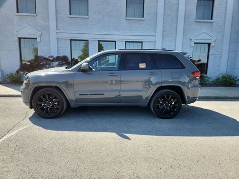 Used 2021 Jeep Grand Cherokee Laredo X RWD image 2