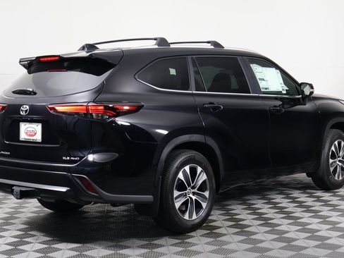New 2026 Toyota Highlander XLE image 2