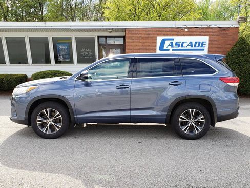 Used 2018 Toyota Highlander LE AWD/4WD image 2
