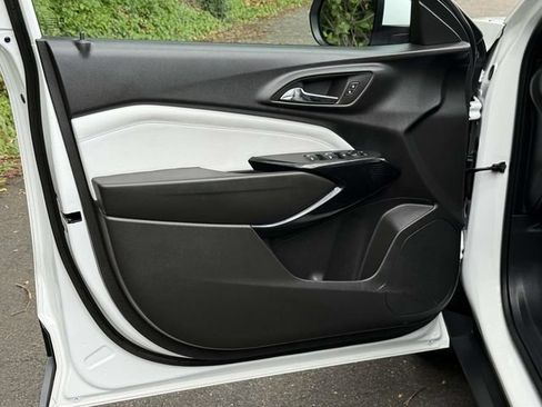 Certified 2025 Chevrolet Trax LT FWD image 9