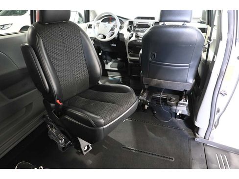 Used 2013 Toyota Sienna SE FWD image 21