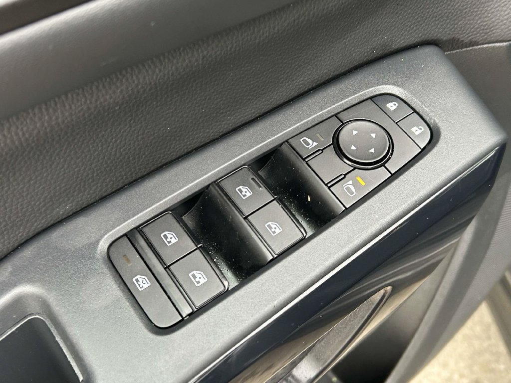Used 2025 Nissan Pathfinder SV AWD/4WD image 17