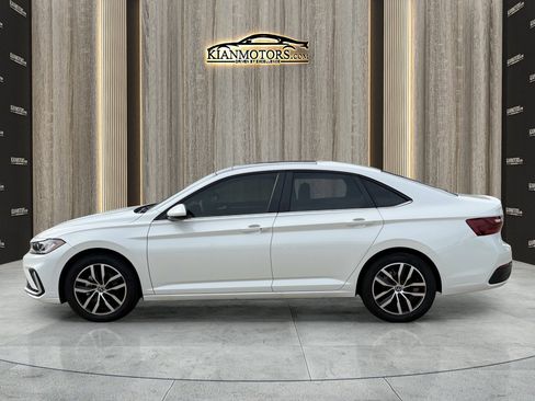 Used 2025 Volkswagen Jetta SE FWD image 5
