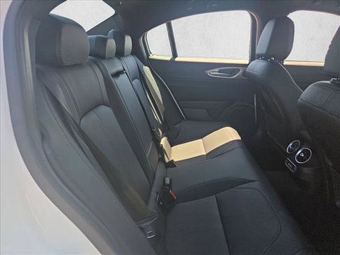 Used 2025 Alfa Romeo Giulia RWD image 19