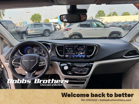 Used 2024 Chrysler Pacifica Touring-L FWD image 13