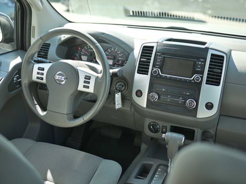 Used 2016 Nissan Frontier SV image 7