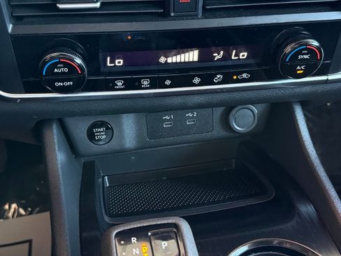 Certified 2024 Nissan Rogue SV FWD image 28
