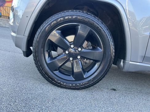Used 2015 Jeep Grand Cherokee Altitude AWD/4WD image 9