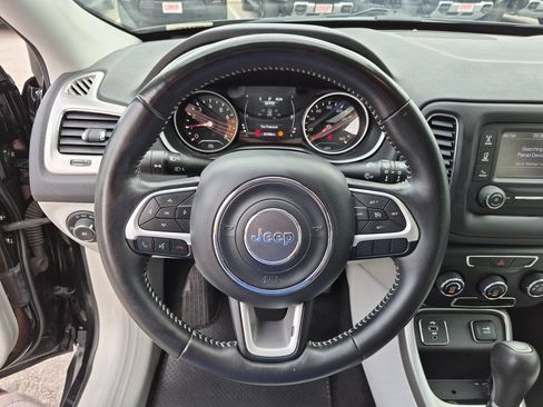 Used 2018 Jeep Compass Latitude FWD image 23