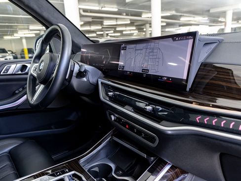 Used 2023 BMW X7 xDrive40i w/ M Sport Package AWD/4WD image 32