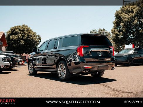 Used 2023 GMC Yukon XL Denali Ultimate AWD/4WD image 5
