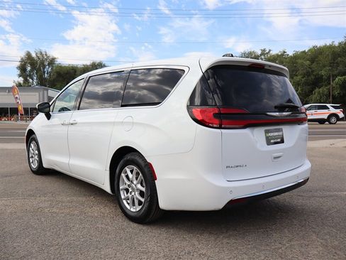 Used 2023 Chrysler Pacifica Touring-L FWD image 27