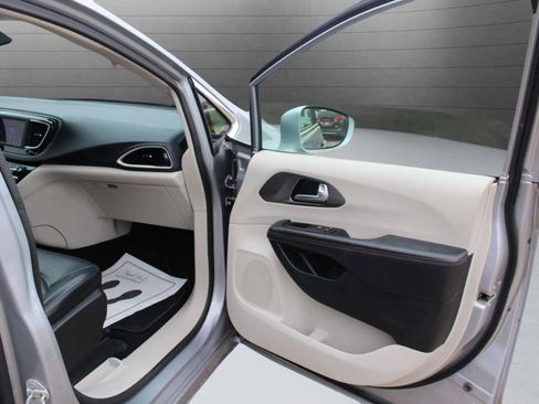Used 2020 Chrysler Pacifica Touring-L FWD image 19