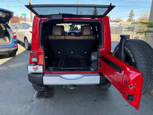 Used 2012 Jeep Wrangler Unlimited Sahara w/ Connectivity Group AWD/4WD image 18