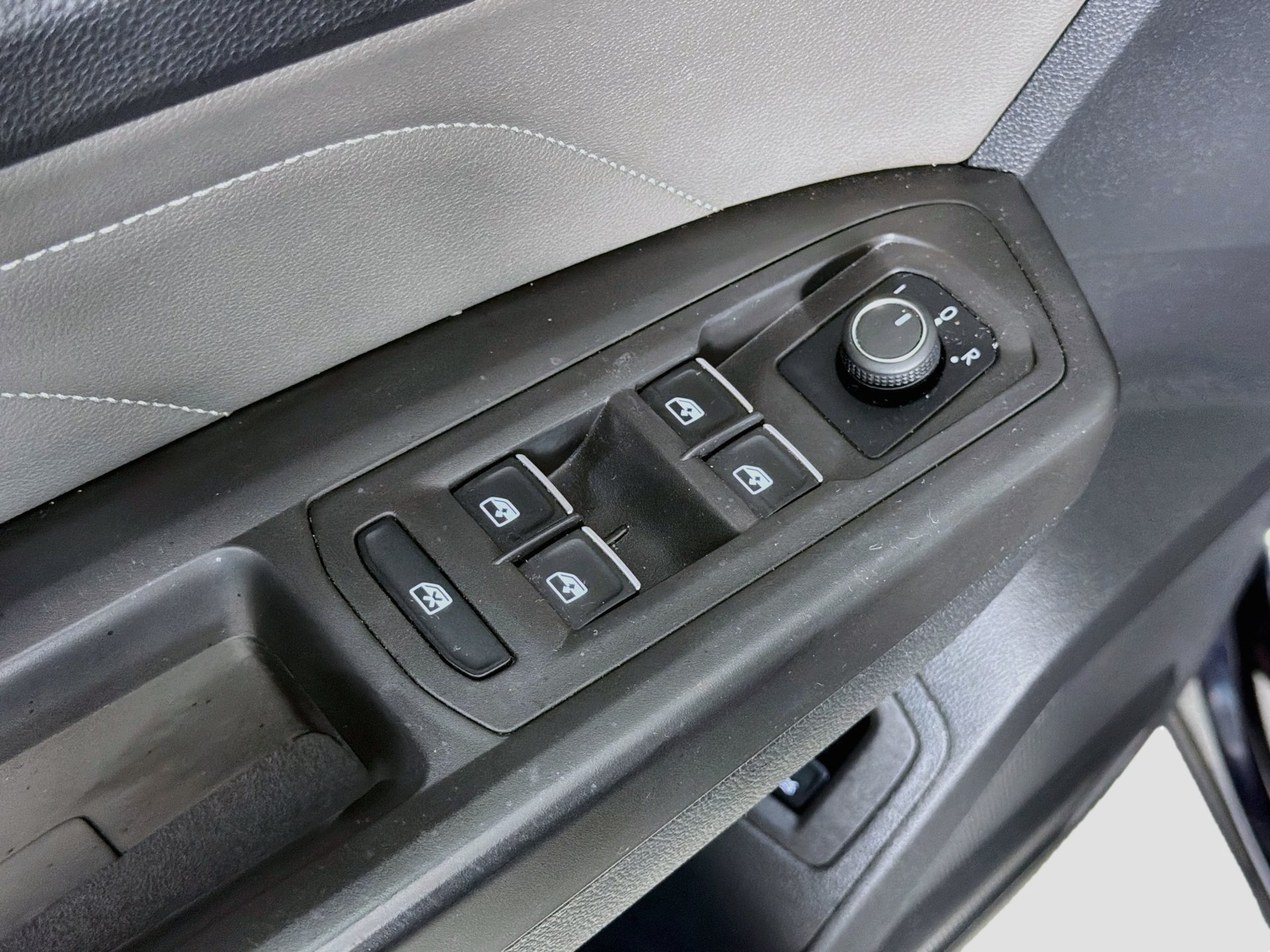 Used 2023 Volkswagen Atlas SE w/ Panoramic Sunroof Package FWD image 17