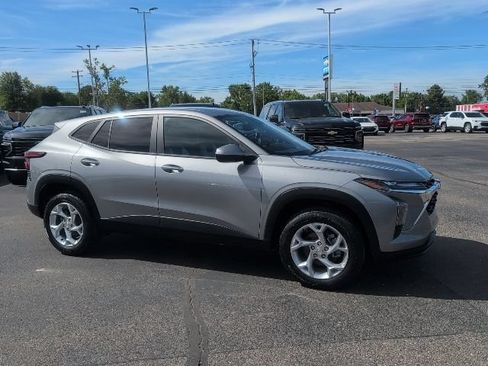 Used 2024 Chevrolet Trax LS w/ LS Convenience Package FWD image 9