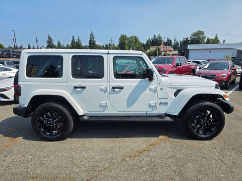 Used 2024 Jeep Wrangler Unlimited Sahara w/ Technology Group AWD/4WD image 9