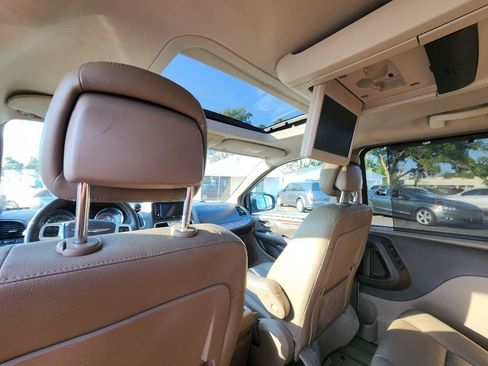 Used 2016 Chrysler Town & Country Touring-L FWD image 18