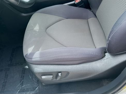 Used 2023 Toyota Highlander LE FWD image 17