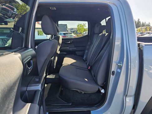 Used 2018 Toyota Tacoma TRD Off-Road w/ Technology Package AWD/4WD image 31