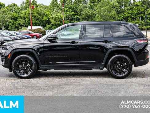 Used 2025 Jeep Grand Cherokee Altitude AWD/4WD image 9