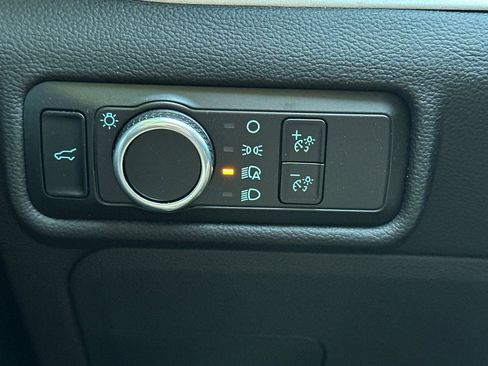 Used 2023 Ford Explorer XLT image 31