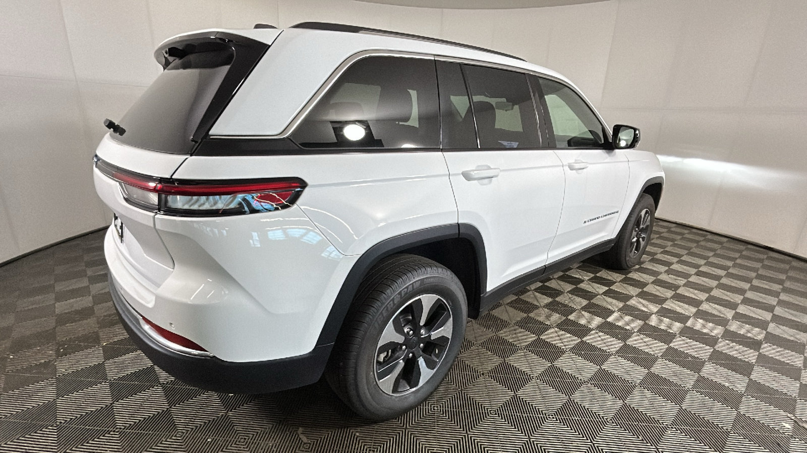 Used 2022 Jeep Grand Cherokee Limited 4xe w/ Luxury Tech Group II AWD/4WD image 3