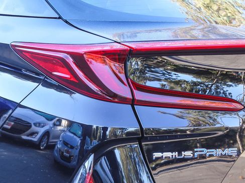 Used 2022 Toyota Prius Prime XLE image 7