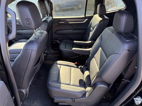 Used 2024 GMC Acadia Elevation image 12