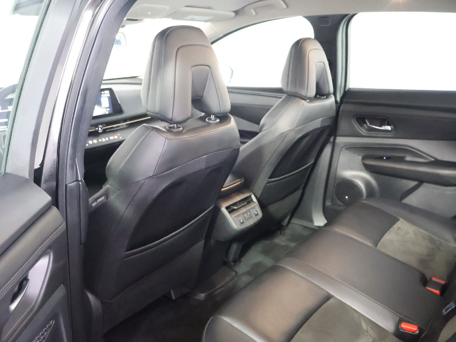 Used 2023 Nissan Ariya AWD image 45